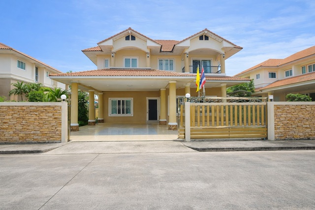 ใกล้ม.ขอนแก่น 2.9 กม. สนามบิน ถ.มิตรภาพ 108 ตร.ว.300 ตร.ม.ต.ศิลา อ.เมืองขอนแก่น บ้านเดี่ยวหรูหรา ตกแต่งครบ 4 นอน 3 น้ำ  42,498B-M.ใกล้ตลาดศิลามหานคร 450 ม.และชุมชนโนนม่วง 900 ม.  ทำเลถนนศิลา บรรยากาศเงียบสงบ มีทะเลสาบส่วนกลาง เหมาะอยู่อาศัย  หรือโฮมออฟฟิศ Close to Khon Kaen University 2.9km. and airport on Mittraphap Road. Sila Mueang KhonKaen Luxurious fully furnished house 4bed 3bath Silamahanakhon Market 450m. and NonMuang community 900m. 108sq.wa. 300sq.m. 42,498B-M Prime location on Silamahanakhon Road in a quiet area with central lake Ideal for residence or home office ถ.มิตรภาพ ทางห