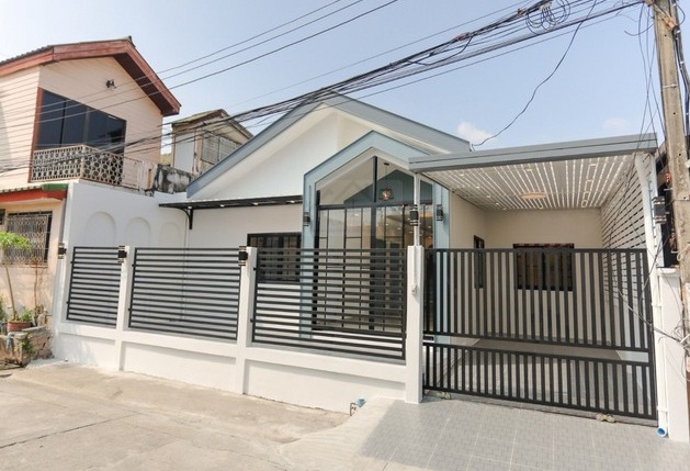 ขายบ้านเดี่ยวชั้นเดียว 36 ตรว.3 ห้องนอน นวลจันทร์ 56 รีโนเวทใหม่สวย สไตล์ มินิมอล ใกล้เลียบด่วน  *** ราคาขาย 4.59 ล้านบาท   ติดต่อ::  ชยา โทร/ID Line:: 0942823961   Link Line:: https://line.me/ti/p/3xFA1An8Kcรหัส# T25-383บ้านเดี่ยวชั้นเดียว หมู่บ้าน เคหะธานี 2 นวลจันทร์ 56รีโนเวทใหม่สวย โทนสีขาว สไตล์ มินิมอล - ขนาด 36 ตรว- 3 ห้องนอน- 2 ห้องน้ำ- 1 ห้องโถง 1 ห้องครัว- มีพื้นที่นั่งเล่นหน้าบ้าน- โรงรถจอดได้ 1 คัน- หน้าบ้านจอด 2 คันทำเล�