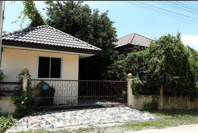  Code ID : PKT-63EE010302026  ราคา  2,640,000     บาท (ราคาต่อรองได้)    - เนื้อที่ 72.3 ตร.ว.   -  3 ห้องนอน 2 ห้องน้ำ   - 1 ที่จอดรถ   บ้านหันไปทางทิศ ตะวันตกเฉียงเหนือ   พิกัดทรัพย์ : https://maps.app.goo.gl/bfPawvWWeuGDQXyj7  สถานที่ใกล้เคียง   - ใกล้บ้านวชิรวิทย์ เนอร์สซิ่งโฮม   - ใกล้Wat Chang Chon Sirirat Bamrung School  - ใกล้อุ๋ย ดิไอคอน   สอบถามเพิ่มเติม / นัดชม โทร. 097-419-5982(พลอย) โทร. 096-932-4624(ออมสิน) Line : @panaya (มี@ด้านหน้า)  ปรึกษาสินเชื่อฟรี One Stop Service ดูแลตั้งแต่ต้นจนจบบร�