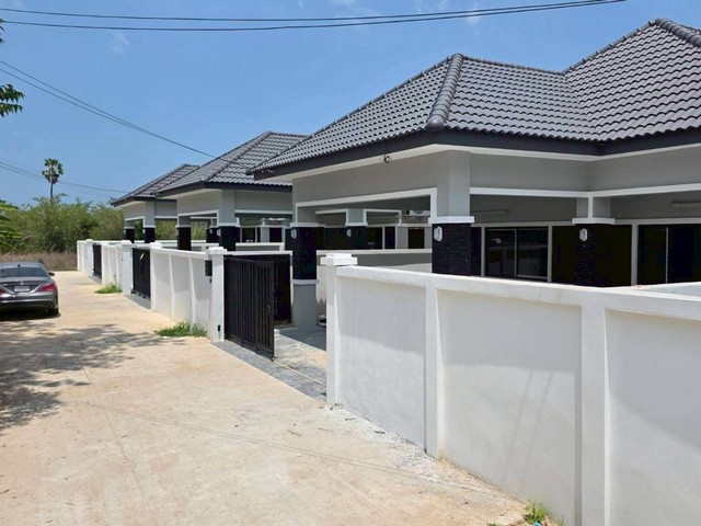 ขายบ้านเดี่ยวสร้างใหม่ พร้อมสระว่ายน้ำส่วนตัว บ้านมือ 1 นอกโครงการ ราคาถูก ใกล้ซอยลุงจิ๋ว ห้วยใหญ่ บางละมุง ชลบุรีโทร. 095-196-4242 (คุณจุ๊)Line ID : jll689WhatsApp : wa.me/66951964242FB page : https://www.facebook.com/ChulaluckHomeliving/รายละเอียด- พื้นที่ดิน 58.7 ตารางวา- 3 ห้องนอน 2 ห้องน้ำ- ห้องโถงขนาดใหญ่ โปร่ง โล่ง อยู่สบาย- ห้องครัวแยกเป็นสัดส่วน- สระว่ายน้ำส่วนตัว (ระบบคลอรีน) ขนาด 3×3 เมตร- ที่จอดรถในบ้าน 1–2 คัน- ประตูรั้วรีโมทอั�