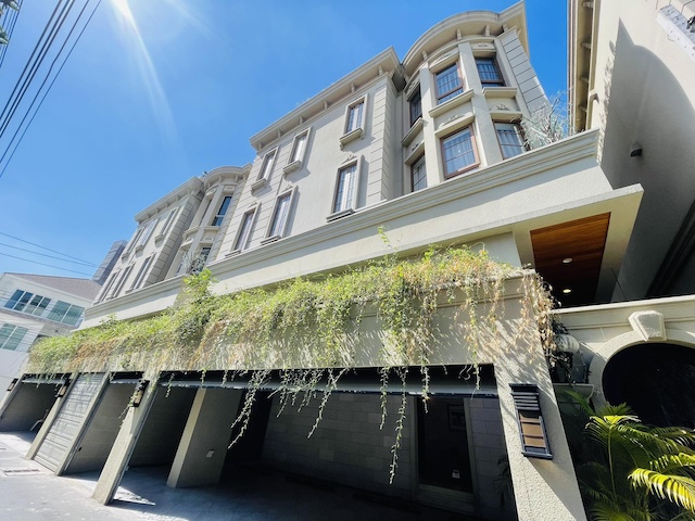 BH3997 ขายและให้เช่าบ้านหรู CASA Ekkamai 28 สุขุมวิท เอกมัย พร้อมสระว่ายน้ำ ลิฟต์ส่วนตัว พื้นที่ 846 ตร.ม.ติดต่อAgent คุณบัว Buaโทร 0936464597LINE ID Bua093ขาย 89,000,000 บาทเช่า 480,000 บาทต่อเดือนรายละเอียดบ้านหรูสไตล์ยุโรปคลาสสิกระดับ Ultra Luxury ในโครงการ CASA Ekkamai 28 ทำเลใจกลางสุขุมวิท เอกมัย หนึ่งในย่าน Prime Location ของกรุงเทพ เหมาะสำหรับผู้บริหาร นักลงทุน และครอบครัวระดับ High-Endบ้านตกแต่งครบด้วยวัสดุพรีเมียม เฟอร์นิเ�