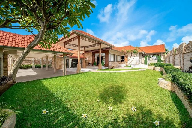 TEL : 092-288 9359 คุณดนิตาLine : https://line.me/ti/p/yxo92dHWP1รายละเอียด : ขนาดที่ดิน 228.1ตรว(912.4ตรม)พื้นที่ใช้สอย 100.5 ตรว(402ตรม)4 ห้องนอน 4 ห้องน้ำ2 ห้องครัว (ครัวไทย + ครัวฝรั่ง พร้อมบิวท์อิน)ห้องโถงรับแขกห้องรับประทานอาหารห้องโฮมเธียเตอร์มุมบาร์น้ำที่จอดรถ 3 คันราคาเพียง 19,800,000 1บาท (โอนคนละครึ่ง 50/50)สระว่ายน้ำส่วนตัวขนาดใหญ่ : 90 ตร.ม.ค่าส่วนกลางเพียง 12,000 บาท/ปีนิติบุคคลอนุญาตให้ปล่อยเช่ารายวันได้ของแถ�