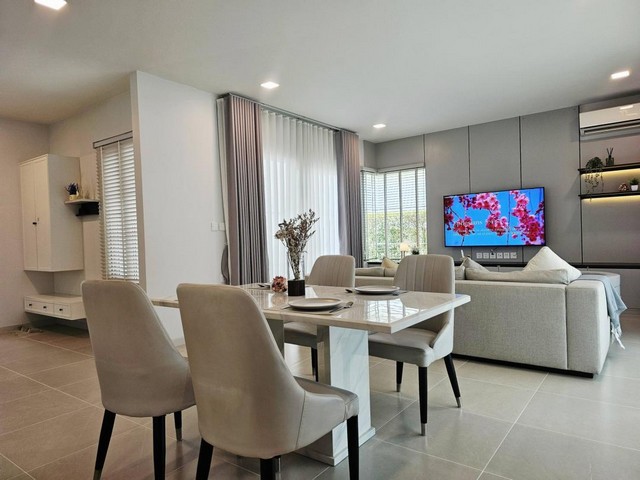 ให้เช่า บ้านเดี่ยว 2 ชั้น สภาพใหม่ โครงการ ชัยพฤกษ์ บางนา กม.15 พร้อมเข้าอยู่ทันทีราคาเช่า 80,000 บาท/เดือน (สัญญา minimum 1 ปี ประกัน 2 เดือน ล่วงหน้า 1 เดือน)ติดต่อ คุณช่อผกา โทร 0616198565 LINE 0616198565สำรอง LINE 0812523279 ส่งลิ้งก์ไว้ได้เลย- ที่ดิน: 62.1 ตร.ว. | พื้นที่ใช้สอย: 184 ตร.ม.- ฟังก์ชัน: 3 ห้องนอน | 4 ห้องน้ำ | 2 ที่จอดรถ- แปลงสวย ใกล้สวน ใกล้สโมสร บรรยากาศเงียบสงบ- ตกแต่งเฟอร์ฯครบ (Fully Furnished)- แอร์ครบทุกห้อง | TV