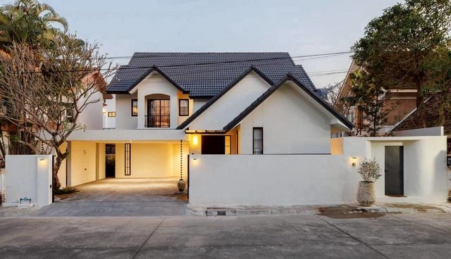 ให้เช่า 130,000 บาท/เดือน ขาย 14.9 ล้าน #พฤกษาทอง #โซนสันผีเสื้อ – Luxury Modern English Style – ดีไซน์หรูหราเหนือระดับ ทำเลใจกลางเมืองเชียงใหม่! เดินทางสะดวก ใกล้แหล่งช้อปปิ้ง โรงเรียนนานาชาติ และโรงพยาบาลชั้นนำรายละเอียดบ้านที่ดิน 86 ตร.ว. | พื้นที่ใช้สอย 300 ตร.ม.5 ห้องนอน | 4 ห้องน้ำครัวไทย + ครัวฝรั่ง แยกเป็นสัดส่วนKey FeaturesLuxury Modern English Style – ดีไซน์หรูหราเหนือระดับรองรับผู้สูงอายุ – ห้องนอนชั้นล่�