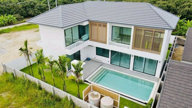 Pool Villa สุดหรู 15.68 ล้านบาท (บ้านเปล่า) #อำเภอเมือง #วิวดอยสุเทพ  #บ้านปลอดฝุ่น เดินทางสะดวก #ใกล้เซ็นทรัลเฟสติวัล เพียง 10 นาทีรายละเอียดบ้านที่ดิน 142.5 ตร.วาพื้นที่ใช้สอย 408 ตร.ม.4 ห้องนอน 5 ห้องน้ำ1 ห้องแม่บ้าน + ห้องน้ำ1 ครัวไทย / 1 ครัวตะวันตกสระว่ายน้ำระบบเกลือ ขนาด 4x8 ม.ผนังก่ออิฐมอญ แข็งแรงทนทานตอกเสาเข็ม / ฉนวนกันความร้อนห้องรับแขกโถงสูง 6 เมตร (Double Space)ผนังดับเบิ้ลวอลล์ กัน�