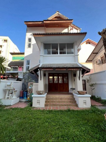 บ้านเช่าใจกลางเมือง #โซนช้างเผือก 40,000 บาท/เดือน ทำเลทองหน้าตลาด เหมาะอยู่อาศัยหรือทำธุรกิจ บ้านหลังใหญ่ พื้นที่กว้าง รองรับครอบครัวใหญ่ หรือทำโฮมออฟฟิศได้สบาย รายละเอียดบ้านบ้านเดี่ยว 3 ชั้นที่ดิน 83 ตร.วาพื้นที่ใช้สอยประมาณ 293 ตร.ม.ฟังก์ชันครบ6 ห้องนอน | 5 ห้องน้ำ1 ห้องรับแขก1 ห้องทำงาน1 ห้องอาหาร1 ครัวไทยที่จอดรถรถยนต์ 4 คันมอเตอร์ไซค์จอดได้หลายคันราคาเช่าพิเ�