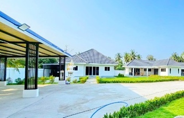  ใกล้รพ.ปราณบุรี 900 ม.สถานศึกษา ตลาดปราณบุรี 800 ม. บ้านเดี่ยวชั้นเดียว 100ตร.ว.134 ตร.ม. 2นอน วัดนาห้วย 2น้ำ 22,999 B-M. ทำเลนาห้วย บรรยากาศเงียบสงบ ร่มรื่น อากาศดี เหมาะพักอาศัย และเช่าระยะสั้น และสิ่งอำนวยความสะดวกครบ near Pranburi market 800m 2bed 2bath single story house 100sq.wa. WatNaHuai 134sq.m. 22,999 B-M located in Na Huay Pranburi quiet and peaceful atmosphere good air quality suitable for living or short term rental near Pranburi Hospital 900 m. and schools with complete amenities   Good conditionถ.โยธาธิการ ทางหลวงชนบท ประจวบคีรีขันธ์ เพชรเกษม  ตำ�