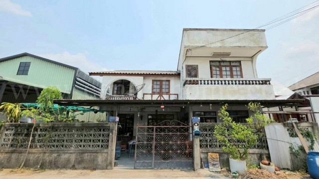 รหัสทรัพย์ 7042บ้านเดี่ยว 69 ตร.วา ซอยเพชรเกษม 68 ใกล้ MRT บางแค ราคาถูกที่ตั้ง&nbsp;: ถนนเพชรเกษม แขวงบางแคเหนือ เขตบางแค กรุงเทพมหานคร 10160รายละเอียดทรัพย์- เนื้อที่ดิน 69 ตารางวา (หน้ากว้าง 14 เมตร x ลึก 20 เมตร)- บ้านเดี่ยว 2 ชั้น พื้นที่ใช้สอย 106 ตารางเมตร&nbsp;รวมเฟอร์นิเจอร์บางส่วน-&nbsp;6 ห้องนอน, 4 ห้องน้ำ, 1 ห้องพระ, 1 ห้องรับแขก, 1 ห้องครัว, 2 ที่จอดรถ- พื้นที่หลังบ้านมีสิ่งปลูกสร้าง 2 ชั้น