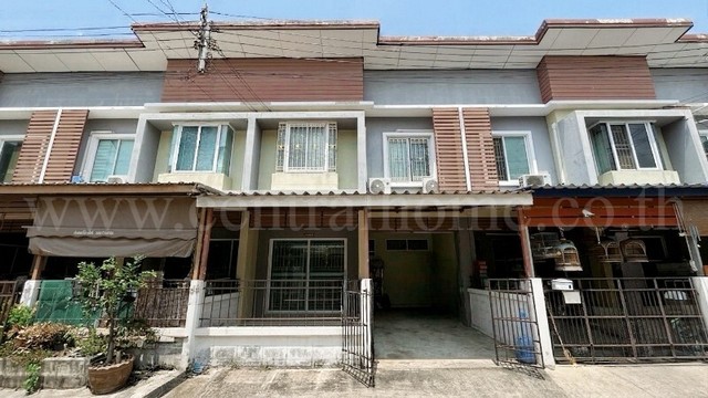 รหัสทรัพย์ : N1057ทาวน์เฮ้าส์ บัวทองธานี เฟส 17 บ้านสภาพใหม่ ทำเลดี ราคาถูกที่อยู่ : ถนนบางกรวย-ไทรน้อย ตำบลบางบัวทอง อำเภอบางบัวทอง จังหวัดนนทบุรี 11110รายละเอียดทรัพย์&nbsp;-&nbsp;ทาวน์เฮ้าส์ 2 ชั้น เนื้อที่ 21 ตารางวา พื้นที่ใช้สอยประมาณ 130 ตารางเมตร- 3 ห้องนอน, 2 ห้องน้ำ, 1 ห้องนั่งเล่น, 1 ห้องครัว, 1 ที่จอดรถ- พื้นชั้นบนและชั้นล่าง พื้นกระเบื้องแกรนิตโต้- บ้านหันทางทิศตะวันตกเฉี�