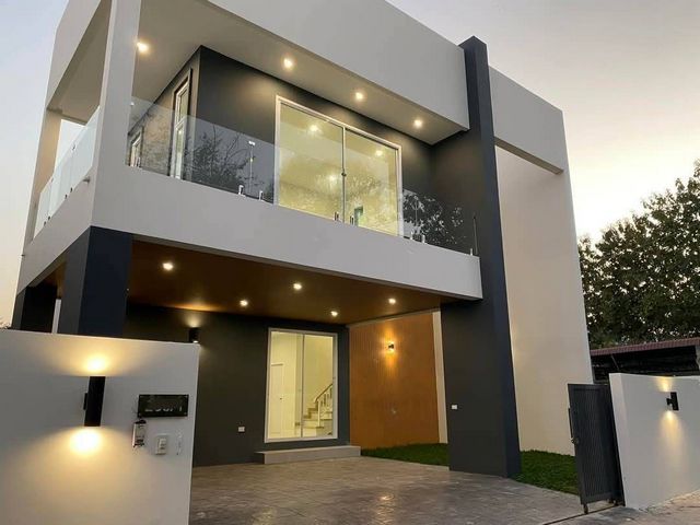 ดอนแก้ว #แม่ริม ขาย 4.79 ล้าน 54.5 ตรว. 4 นอน 3 น้ำ #สไตล์โมเดิร์น สุดหรู มีคอร์ทยาร์ดหน้าบ้าน ใช้วัสดุดีมีคุณภาพ ห่างจากถนนใหญ่เพียง 500 เมตรเนื้อที่ 54.5 ตรว.พื้นที่ใช้สอย 255 ตรม.4 ห้องนอน 3 ห้องน้ำ1 ห้องครัวไทย (ปิด)2 ที่จอดรถแถมฮูดดูดควัน เตาแก๊สฝัง ซิงค์ล้างจานโรงจอดรถพื้นคอนกรีตสแตมป์ คอร์ดยาร์ทหน้าบ้าน/ปรับเป็นสระว่ายน้ำเองได้บ้านนอกจัดสรร ไม่มีส่วนกลาง ต่อเติมได้ ม�