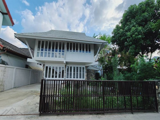 ให้เช่าบ้าน 2 หลังเชื่อมกัน 97 ตรว. 4 ห้องนอน รีโนเวทเสร็จใหม่ บ้านทรงสวย เนื้อที่กว้าง นวมินทร์ 40  *** ราคาเช่า 37,000 บาท/เดือน (ต่อรองได้) ติดต่อ:: ชยา โทร/ID Line:: 0942823961   Link Line:: https://line.me/ti/p/3xFA1An8Kcรหัส# T26-599บ้านเดี่ยว 2 หลังเชื่อมกัน บ้านทรงสวย เนื้อที่กว้าง นวมินทร์ 40 • เนื้อที่ 97 ตรว. • พื้นที่ใช้สอย 180 ตรม.• 4 ห้องนอน • 4 ห้องน้ำ • ห้องเก็บของอีก 3 ห้อง• จอดรถหลายคัน หน้าบ้าน 2 ในบ้าน 2 + 2• แอร์ใหม่ 3 เ�