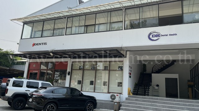 รหัสทรัพย์ : 7196ให้เช่า อาคารสำนักงาน 3 ชั้น ติดถนนกำแพงเพชร 6 ใกล้ SRT สถานีทุ่งสองห้อง&nbsp;ที่ตั้ง :&nbsp;แขวงลาดยาว เขตจตุจักร กรุงเทพมหานคร 10900รายละเอียดทรัพย์- อาคารสำนักงาน 3 ชั้น&nbsp;อาคารหน้ากว้าง 6 เมตร ลึก 30 เมตร&nbsp;- ชั้น 1 : ส่วน Reception และห้องรับ-ส่งเอกสาร พื้นที่ 30 ตร.ม.- ชั้น 2 : พื้นที่สำนักงานขนาดใหญ่ 180 ตร.ม. พร้อมห้องน้ำ 2 ห้อง- ชั้น 3 : พื้นที่ใช้สอย 180 ตร.ม. พร้อมห้องน้ำ 2 ห้อง (สาม�