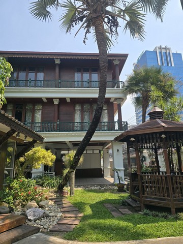 บ้านว่างให้เช่า สุขุมวิท42บ้านเดี่ยวไม้สักสูง3ชั้นให้เช่า สุขุมวิท 42ทำเลย่านเอกมัย BTSเพียง200เมตรวิวบรรยากาศสวน ร่มรื่นไม่มีSecurity ไม่ได้อยู่ในหมู่บ้านนะคะที่ตั้งอยู่สุขุมวิท 42, คลองเตย, กรุงเทพมหานคร, กรุงเทพมหานคร 10110 •บ้านเดี่ยวสูง3ชั้น ไม้สัก  60ตรว.บรรยากาศร่มรื่นในสวน•3ห้องนอน 4ห้องน้ำ •แอร์จำนวน4ตัว •เฟอร์นิเจอร์ครบ ตามภาพจอดรถ2คันสถานที่ใกล้เคียงรถไฟฟ้าbt
