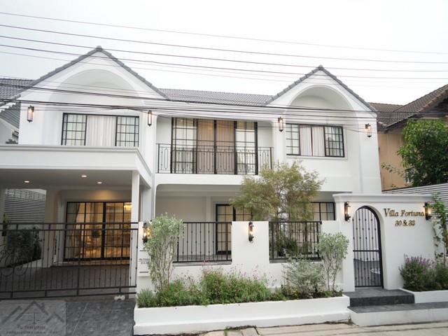 ขายบ้านเดี่ยวหรู รีโนเวทใหม่ 82 ตรว. 5 ห้องนอน นาคนิวาส 48 ลาดพร้าว 71 ย่านเลียบด่วน นาคนิวาสติดต่อ:: ชยา โทร/ID Line:: 0942823961Link Line:: https://line.me/ti/p/3xFA1An8Kcรหัส# T26-576บ้านเดี่ยวหรู รีโนเวทใหม่ นาคนิวาส 48 ลาดพร้าว 71 ย่านเลียบด่วน นาคนิวาส• เนื้อที่ 82 ตารางวา• พื้นที่ใช้สอย 300 ตารางเมตร• Every day is Vacation ให้ทุกวันคือวันที่ได้พักผ่อน มีมุมสวนส่วนตัวรอบบ้าน ตกแต่งสไตล์ไทย-อังกฤษ• 5 ห้องนอน Master Bedrooms เชื่อมต่อ�