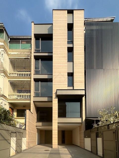 ให้เช่าโฮมออฟฟิศ 4.5 ชั้น ซอยปรีดี 14 (สุขุมวิท 71) มีลิฟต์ และระบบ Smart Home ใกล้เอกมัย-ทองหล่อ รีโนเวทใหม่ทั้งหลังราคาขาย 29,700,000 บาท ( โอนคนละครึ่ง )ราคาเช่า 220,000 บาท / เดือนที่ตั้ง ถนนสุขุมวิท 71 ซอยปรีดี 14 แขวงพระโขนงเหนือ เขตวัฒนา กรุงเทพมหานคร 10250ติดต่อ : คุณภัสพงณ์ 0634098164Line : deedee23https://www.facebook.com/profile.php?id=61581484955548เนื้อที่ 47 ตารางวา พื้นที่ใช้สอย 536 ตารางเมตร จำนวน 4.5 ชั้น 5 ห้องนอน 7 ห้องน้ำ (อ่างล้างห