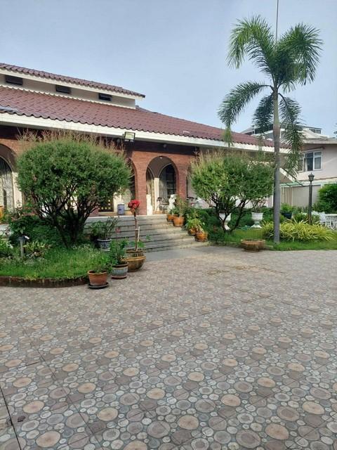 ขายที่ดิน 359 ตร.ว. พร้อมบ้าน 3 หลัง ย่านสุขุมวิท 71 ปรีดี 14 ทำเลดี ใกล้ทองหล่อ เอกมัยราคาขาย 125,000,000 บาทที่ตั้ง ถนนสุขุมวิท 71 ซอยปรีดีพนมยงค์ 14 แขวงพระโขนงเหนือ เขตวัฒนา กรุงเทพมหานครติดต่อ : คุณภัสพงณ์ 0634098164Line : deedee23https://www.facebook.com/profile.php?id=61581484955548เนื้อที่ 359 ตารางวา พร้อมบ้าน 3 หลังทำเลดี ความต้องการเช่า/ซื้อสูงมาก ใกล้ BTS พระโขนง / เอกมัย / ทองหล่อเหมาะสำหรับอยู่อาศัยเอง หรือพัฒนาทำธุรก�