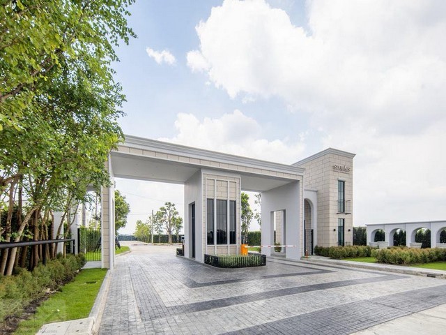 ให้เช่าทาวน์โฮมสวย 2 ชั้น หลังมุม STORIES บางนา-สุวรรณภูมิ สไตล์ Modern Classic กิ่งแก้ว 29 ติดกับ Midway Point ใกล้สนามบินสุวรรณภูมิ*** ราคาเช่า 23,000 บาท/เดือนติดต่อ:: ชยา โทร/ID Line:: 0942823961Link Line:: https://line.me/ti/p/3xFA1An8Kcรหัส# T26-561ทาวน์โฮมสวย 2 ชั้น หลังมุม STORIES บางนา-สุวรรณภูมิ สไตล์ Modern Classic กิ่งแก้ว 29 ติดกับ Midway Point ใกล้สนามบินสุวรรณภูมิ• พื้นที่ใช้สอย 99 ตร.ม.• 2 ห้องนอนใหญ่  • 2 ห้องน้ำ  • 1 ห้องรับแขก 1 ห้องครัว 1 ห้องซักล้าง  • 