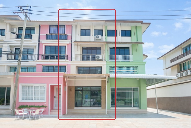 กิ่งแก้ว8-18 รพ. จุฬารัตน์ 9 แอร์พอร์ต 2.8กม. การไฟฟ้านครหลวง บางพลี 800ม.  สนามบิน สุวรรณภูมิ 4กม. อาคารพาณิชย์ 3 นอน 3 น้ำ ใกล้ รร.คลองลาดกระบัง 900 ม. 3.5 ชั้น 20 ตร.ว. 252 ตร.ม. 22,998 B-M. ทำเลกิ่งแก้ว เหมาะค้าขาย ออฟฟิศ หรือขยายธุรกิจ เดินทางสะดวก ใกล้แหล่งชุมชน ตลาดบางพลีใหญ่ 2.2 กม. พร้อมสิ่งอำนวยความสะดวกครบครัน รองรับการใช้งานหลากหลาย ทำเลศักยภาพ ใกล้สนามบินสุวรรณภูมิKingkaew 8-18 Chularat9 Airport Hospital 2