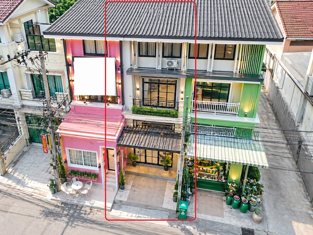 กิ่งแก้ว8-18 รพ. จุฬารัตน์ 9 แอร์พอร์ต 2.8กม. การไฟฟ้านครหลวง บางพลี 800ม.  สนามบิน สุวรรณภูมิ 4กม. อาคารพาณิชย์ 3 นอน 3 น้ำ ใกล้ รร.คลองลาดกระบัง 900 ม. 3.5 ชั้น 20 ตร.ว. 252 ตร.ม. 22,999 B-M. ทำเลกิ่งแก้ว เหมาะค้าขาย ออฟฟิศ หรือขยายธุรกิจ เดินทางสะดวก ใกล้แหล่งชุมชน ตลาดบางพลีใหญ่ 2.2 กม. พร้อมสิ่งอำนวยความสะดวกครบครัน รองรับการใช้งานหลากหลาย ทำเลศักยภาพ ใกล้สนามบินสุวรรณภูมิKingkaew 8-18 Chularat9 Airport Hospital 2