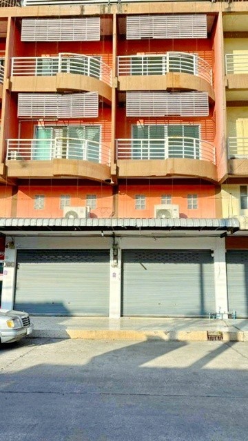 ใกล้ตลาดเซฟวัน 700 ม.นครราชสีมา ในเมือง สำเพ็งโคราช 300ม. อาคารพาณิชย์ 2 คูหา 3.5 ชั้น 6 นอน 8 น้ำ  และสนามกีฬาเฉลิมพระเกียรติ 80 พรรษา 25 ตร.ว. 304 ตร.ม. 24,999 B-M.  เหมาะสำนักงาน หรืออยู่อาศัย เดินทางสะดวก ใกล้รพ.มหาราชนครราชสีมา 2 กม.สถานีรถไฟ และแหล่งชุมชนสำคัญ  เดินทางเชื่อมต่อถนนหลัก และทางยกระดับได้สะดวก700 m. from Save One Market Nakhon Ratchasima Sampheng Korat 300m. in the city. Two adjoining 3.5 story commercial buildings with 6 bed and 8 bath located  and 80th Birthday Anniversary Stadium on 25 sq.wa. 