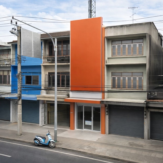 รพ.ศิริราช 1 กม. อิสรภาพ สตูดิโอ 3 น้ำ 3 นอน อาคารพาณิชย์ 3 ชั้น ใกล้ ตลาดพรานนก 300 ม. 20 ตร.ว. 250 ตร.ม. 24,998 B-M. ทำเล ถ.อิสรภาพ เหมาะค้าขาย หรือสำนักงาน รองรับการใช้งานหลากหลาย  ใกล้แหล่งชุมชน รพ.ธนบุรี 400 ม. และรถไฟฟ้า เดินทางสะดวก ใกล้ถนนหลัก และระบบขนส่งสาธารณะ เชื่อมต่อเข้าเมืองได้ง่ายSiriraj Hospital 1km. Itsaraphap Studio PhranNok Market 300m. 3 story Commercial building 3 bath and 3 bed near Phran Nok Intersection  commercial building 20 sq.wa. 250 sq.m. 24,998 B-M.  prime location on Isaraphab Road ideal for retail or office us