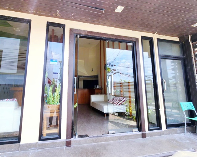 Airbnb 2-3นอน 1ห้องน้ำ ใกล้ MRTรามคำแหง 20ม. ห้องใต้โรงแรม ชั้นเดียว  และเดอะมอลล์ รามคำแหง 200 ม. พื้นที่ใช้สอย 60 ตร.ม. 1981 Soul & Sold  8998 B-MAirbnb 2-3beds Hotel basement  20m. from MRT Ramkhamhaeng and 200 m. GF commercial Space 1bath located only from The Mall Ramkhamhaeng, with 60 sq.m. usable area. 8998 B-Mถนนรามคำแหง 6–16 แขวงหัวหมาก เขตบางกะปิ กรุงเทพมหานครVdo 1minshttps://youtube.com/shorts/KVFEnMJh1Fgขนาด 15 ตร.ว. พื้นที่ใช้สอย 60 ตร.ม.Land size 15 sq.wa. with 60 sq.m. usable areaอาคารพาณิชย์ชั้นเดียวในทำเลศักยภาพสูง ย่านรามคำแหง ติดถนนใหญ่ ใกล้�