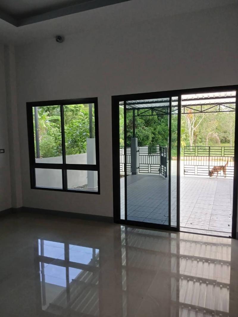 ขายบ้านใหม่  น้ำไม่ท่วมที่ตั้ง :  ต.ทุ่งตำเสา ซ.โตนงาช้าง15  อ.หาดใหญ่ จ.สงขลา 90110ขนาดเนื้อที่  : 53.7 ตารางวา รายละเอียด -  อยู่ข้างโรงเรียนนาแสน - จอดรถได้ 4 คัน- เหล็กดัดทั้งหลัง- ฟรีผ้าม่าน- มีเคาน์เตอร์ครัว - มีที่ดินเหลือด้านข้าง- 3 ห้องนอน 2 ห้องน้ำ ราคา 1.69 ล้านบาทฟรีโอน ยื่นกู้ดูแลจนจบเคสสนใจทัก 0804561012 คุณเจน