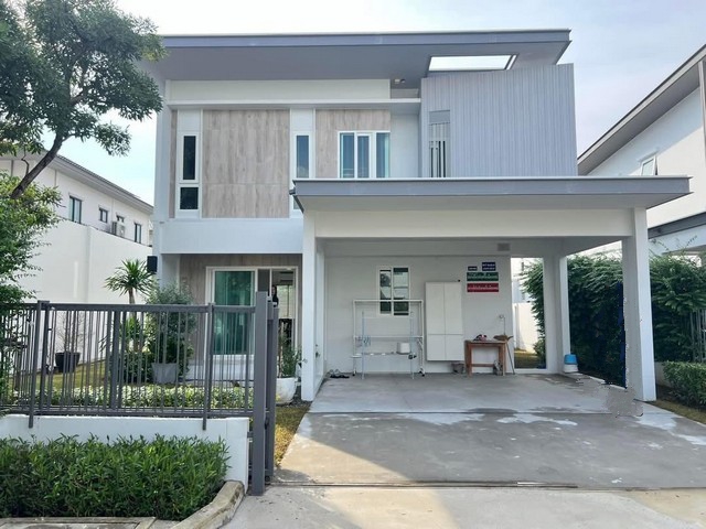 RHT2577ให้เช่าบ้าน หลังมุม หน้าบ้านไม่ชนใครโครงการพฤกษ์ลดา ทางด่วนรามอินทรา-จตุโชติ และถนนวงแหวนกาญจนาภิเษกเนื้อที่  67.5 ตร.ว.พื้นที่ใช้สอย 153 ตร.ม. 4 ห้องนอน 3 ห้องน้ำ 2 ที่จอดติดต่อ : คุณเจี๊ยบ092-851-6969Line : keti2522เช่าราคา 45,000 บาท /เดือนถ. หนองระแหง แขวงสามวาตะวันตก เขตคลองสามวา กรุงเทพมหานคร 10510พฤกษ์ลดา ทางด่วนรามอินทรา-จตุโชติ ใกล้ทางด่วนรามอินทรา-จตุโชติ เพียง 3 กม. บ้านเดี่ยวค�