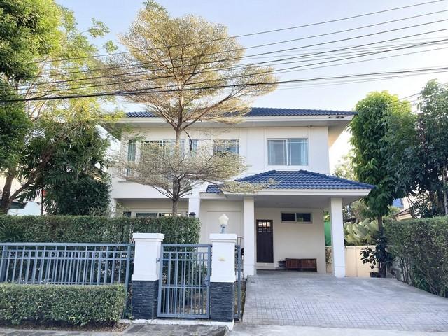 ให้เช่าบ้านเดี่ยว2ชั้น200ตร.ม.โครงการมัณฑนาอ่อนนุช-วงแหวน1ถนนสุขาภิบาล2ตกแต่งพร้อมเข้าอยู่ราคาเช่า 40,000 บาท / เดือน ( สัญญาขั้นต่ำ 1 ปี ) ( รวมค่าส่วนกลาง )ที่ตั้ง ถนนสุขาภิบาล 2 แขวงดอกไม้ เขตประเวศ กรุงเทพมหานคร 10250ติดต่อ : คุณภัสพงณ์ 0634098164Line : deedee23https://www.facebook.com/profile.php?id=61581484955548พื้นที่ใช้สอย 200 ตารางเมตร จำนวน 2 ชั้น 3 ห้องนอน 3 ห้องน้ำ พร้อมแอร์ 4 เครื่อง พัดลม ตู้เย็น ไมโครเวฟ เตาอบ เครื�