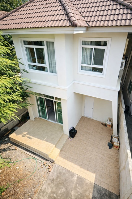 ใกล้รพ.รามคำแหง 2 1 กม. ซอยมิสทีนที่ถูกทีสุด MRT ราษฎร์พัฒนา 1.4 กม. MRT น้อมเกล้า 1.7 กม. สะพานสูง บ้านเดี่ยว 2 ชั้น ใกล้รร.เตรียมบัณฑิตน้อย 500 ม. 3 นอน 2 น้ำ 40 ตร.ว. 200 ตร.ม. 18,998B-M.เหมาะอยู่อาศัย มีที่จอดรถ ตลาด ระบบขนส่งสาธารณะ รถไฟฟ้า  เดินทางเข้าเมืองสะดวก  แยกราษฎร์พัฒนา เคหะร่มเกล้าnear Ramkhamhaeng 2 Hospital 1 km. The cheapest Mistine Alley MRT Rat Phatthana 1.4 km. MRT Nom Klao 1.7 km. Saphansung Two story detached house near Triam Udom Suksa Noi School 500 m. 3 bed 2 bath 40 sq.wa. 200 sq.m. 18,998B-M located in Rat Phatthana area ideal for livin