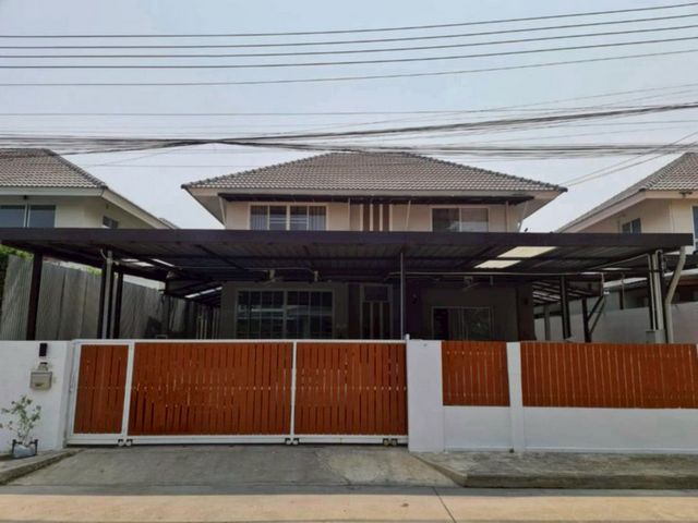 โซนแม่โจ้ ขาย 3.79 ล้าน #กาญจน์กนกวิลล์ #สันทราย บ้านเดี่ยว 2 ชั้น “ครบ จบ คุ้ม” ในหลังเดียว อยู่เองก็ดี ลงทุนปล่อยเช่าก็ปัง ทำเลศักยภาพ ใกล้มหาวิทยาลัย และย่านธุรกิจ เดินทางสะดวกพื้นที่ใช้สอย 180 ตร.ม.ที่ดิน 63 ตร.วา3 ห้องนอน | 3 ห้องน้ำฟังก์ชันบ้านครบ พร้อมอยู่ห้องนั่งเล่น + ห้องกระจกชั้นล่าง (ปรับเป็นห้องนอนเพิ่มได้)โรงจอดรถ จอดได้ถึง 3 คันต่อเติมหลังคารอบบ้าน + กันส