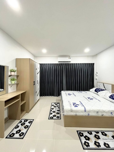 P668 ให้เช่า ทาวน์โฮม หมู่บ้านคลองจั่นวิลล่า 1 ซอยนวมินทร์ 32 รีโนเวทใหม่ เหมาะพักอาศัยค่าเช่าเพียง 22,000 บาท/เดือน ประกัน 2 เดือน ล่วงหน้า 1 เดือน สัญญาเช่าขั้นต่ำ 1 ปี*รับต่างชาติ,รับสัตว์เลี้ยง*จดทะเบียนบริษัทได้ บวกเพิ่ม 3,000 บาท/เดือน*กรณีมีสัตว์เลี้ยง รับไม่เกิน 3 ตัว ไม่รบกวนเพื่อนบ้านรักษาความสะอาด ไม่ทำให้บ้านและเฟอร์นิเจอร์เสียหายติดต่อ คุณช่อผกา โทร 0616198565 LINE 06161