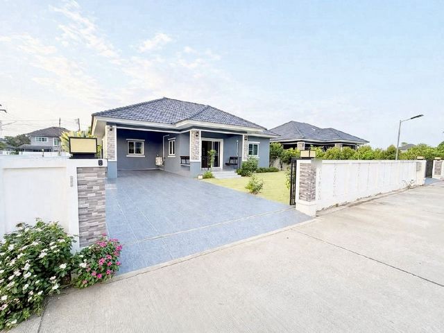 บ้านใหม่ให้เช่า 27,000 บาท/เดือน #ธนาพรปาร์คโฮม5 #สันทราย – บ้านชั้นเดียวหลังใหญ่ พื้นที่กว้าง #เฟอร์นิเจอร์ครบ เข้าอยู่ได้ทันที! #ใกล้เซ็นทรัลเฟสติวัล เดินทางง่าย ฟังก์ชันครบ อยู่สบายทั้งครอบครัวที่ดิน 120 ตร.วา3 ห้องนอน | 2 ห้องน้ำจอดรถได้ 4 คันFully Furnished พร้อมอยู่แอร์ 4 ตัวเครื่องทำน้ำอุ่นเครื่องซักผ้าฮูด + เตาแก๊สเคาน์เตอร์/โต๊ะทำอาหารโต๊ะทานข้าวเตียง + ตู้เสื้อผ้าคร�