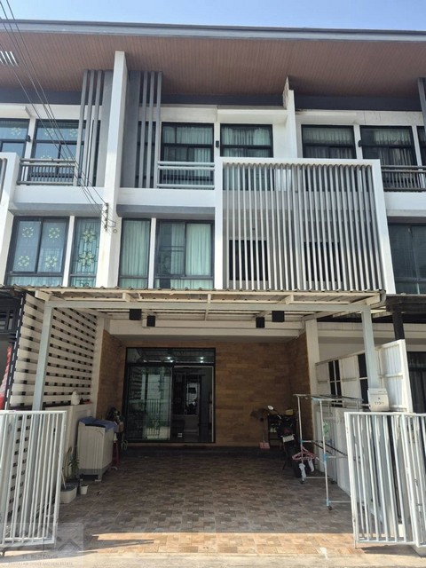 ให้เช่าทาวน์โฮม 3 ชั้น 3 ห้องนอน โครงการ Cozy ลาดพร้าว 41 เดินทางสะดวก พร้อมเข้าอยู่*** ราคาเช่า 28,000 บาท/เดือนติดต่อ::  ชยา โทร/ID Line:: 0942823961   Link Line:: https://line.me/ti/p/3xFA1An8Kcรหัส# T26-570 ทาวน์โฮม 3 ชั้น โครงการ Cozy ลาดพร้าว 41 พร้อมเข้าอยู่• ทำเลดีย่านลาดพร้าว, ลาดพร้าววังหิน ลาดพร้าว 71 เลียบทางด่วนเอกมัย-รามอินทรา • เข้าออกง่าย เงียบสงบ เหมาะทั้งอยู่อาศัยและทำออฟฟิศขนาดเล็กได้ • เนื้อที่ดิน 22 ตร.วา• พ