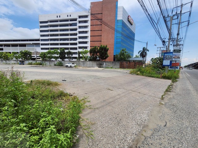 ให้เช่าที่ดินแปลงใหญ่ถมแล้ว 6 ไร่กว่า ติดถนนบางนา-ตราด กม.13 ใกล้มาร์เก็ต วิลเลจ ใกล้สนามบินสุวรรณภูมิ *** ราคาเช่า 500,000 บาท/เดือนติดต่อ::  ชยา โทร/ID Line:: 0942823961   Link Line:: https://line.me/ti/p/3xFA1An8Kcรหัส# T26-569 ที่ดินแปลงใหญ่ถมแล้ว  ติดถนนบางนา-ตราด กม.13 • เนื้อที่ 6 ไร่ 68 ตารางวา • หน้ากว้างประมาณ 62 เมตร ลึกประมาณ 180 เมตร• เหมาะสำหรับทำโกดังสินค้า ลานจอดรถเทรลเลอร์ สำนักงาน Showroom ขนาดใหญ่• ที่ดินถมแล้ว �