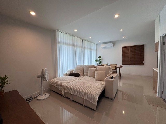 P667 ให้เช่า บ้านเดี่ยว โคโม่ โบทานิก้า 2 บางนา  COMO BOTANICA II Bangna บ้านว่างเดือนมิถุนายน ซ.มหาชัย ถ.บางนาตราด กม.10ค่าเช่า 40,000 บาท/เดือน สัญญาขั้นต่ำ 2 ปี  เงินประกัน 2 เดือน + ล่วงหน้า 1 เดือนติดต่อ คุณช่อผกา โทร 0616198565 LINE 0616198565สำรอง LINE 0812523279 ส่งลิ้งก์ไว้ได้เลย-ให้เช่า บ้านเดี่ยว โคโม่ โบทานิก้า 2 บางนา  COMO BOTANICA II Bangna-ที่ดินขนาด 51 ตร.ว. -พื้นที่ใช้สอยในบ้าน 168 ตร.ม.-3 ห้องนอน 3 ห้องน้ำ -1 ครัวแห้ง -1 ครัวไทย 