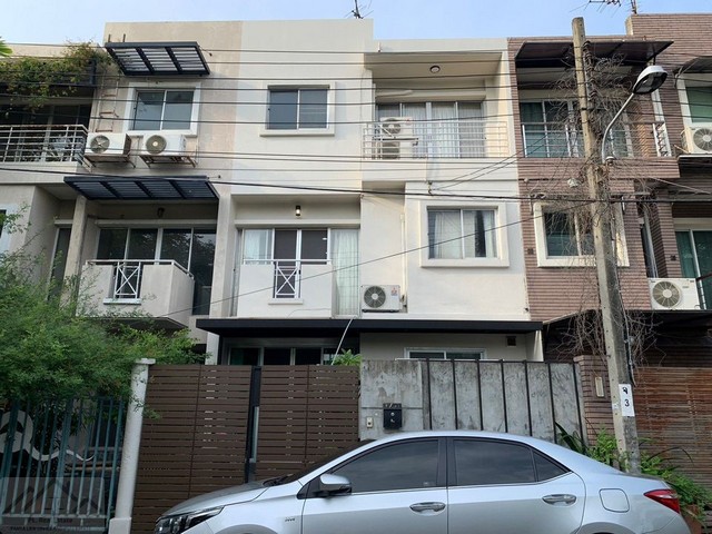 ให้เช่าทาวน์โฮม 3.5 ชั้น 3 ห้องนอน หมู่บ้านไพรเวทวิลล่า ซอยนวมินทร์ 135 หลังบ้านวิวสวนและสระว่ายน้ำ *** ราคาเช่า 22,000 บาท/เดือน ติดต่อ:: ชยา โทร/ID Line:: 0942823961   Link Line:: https://line.me/ti/p/3xFA1An8Kcรหัส#  T26-604ทาวน์โฮม 3.5 ชั้น หมู่บ้านไพรเวทวิลล่า ซอยนวมินทร์ 135 • หลังบ้านวิวสวนและสระว่ายน้ำ • หน้ากว้าง 6x12 เมตร• ขนาดพื้นที่ใช้สอย 180 ตรม.• 3 ห้องนอน 3 ห้องน้ำ• 2 ห้องเก็บของ  • ติดแอร์ทุกห้อง• 2 ที่จอดรถ สถานที่ใ�