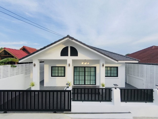 ขายบ้านเดี่ยวหมู่บ้านพร้อมอยู่ เอกมงคล 1 ซอยเขาตาโล บางละมุง  ชลบุรีรหัส TTR 2848เนื้อที่ 46 ตารางวา3 ห้องนอน 2 ห้องน้ำ 1 ห้องครัวค่าโอนค่าภาษี 50:50รปภ 24 ชั่วโมง แถมฟรี !!เครื่องใช้ไฟฟ้า!!????TV 55 นิ้ว 1 เครื่อง ????แอร์  2 เครื่อง ???? เครื่องทำน้ำอุ่น 2 เครื่อง????เตาไฟฟ้า , ฮูดดูดควัน???? ตู้เย็น  ???? ปั้มน้ำ ถังสำรองน้ำเฟอร์นิเจอร์!!????ชุดเฟอร์นิเจอร์ห้องนอน 3 ห้อง????ชั้นวางทีวี  Built-in และตู้โชว์??