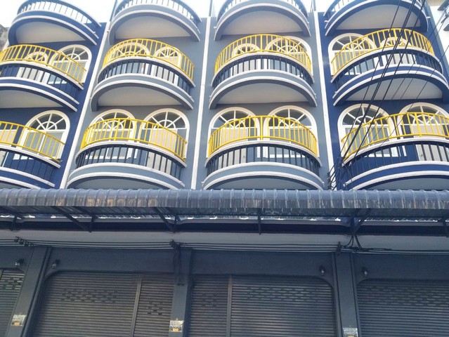 ให้เช่าตึกแถว-อาคารพาณิชย์3ชั้นครึ่ง เพชรเกษม52• รีโนเวทใหม่new •19ตารางวา•ในซอยเพชรเกษม 52 (จำนวน 4 คูหาติดกัน) หน้ากว้างห้องละ 4 เมตร ค่าเช่า คูหาละ 13,000 /เดือน•จอดรถหน้าบ้านได้แต่รถมินิ  ถ้าจะจอดสะดวกควรเช่า2ห้อง เพื่อจะได้ไม่กินพื้นที่ผู้เช่าอื่น •ถ้าเช่า4ห้องจะจอดรถปกติได้ประมาณ 3 คัน-ไม่รับผู้เช่าที่ทำกิจการผลิตรองเท้า-อยู่ตรงข้ามตลาดและศาลเจ้า-ใกล้ MRT ภาษี�