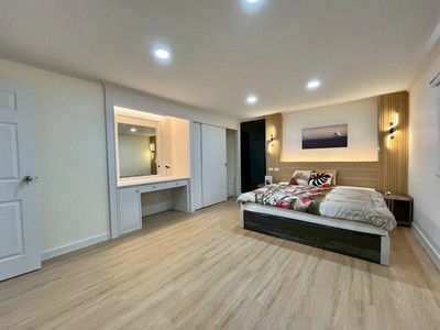 sss544 ขาย ปิยภิรมย์ คอนโดมิเนียม รัชดา 36 Piyaphirom Condominium เข้าซอยไป 850 เมตร หรือเข้าจากซอยสุภาพงษ์ตั้งอยู่ที่ ซอย รัชดาภิเษก 36 แยก 19, จันทรเกษม, จตุจักร, กรุงเทพมหานคร, 109001 ห้องนอน 61.9 ตร.ม ห้องมุม ชั้น 6 . ไม่บล็อควิวเฟอร์ฯ และเครื่องใช้ไฟฟ้าตามรูปคอนโดมิเนียมแบบ Low-rise สูง 8 ชั้น ตั้งอยู่ในทำเลรัชดา-ลาดพร้าว (ซอยรัชดาภิเษก 36 หรือซอยลาดพร้าว 23) การเชื่อมต่อ: สามารถเข้า-ออกได้หลายทาง ทั