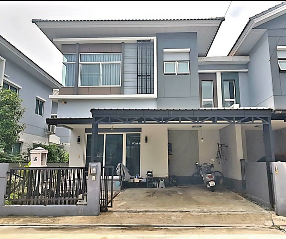 บ้านแฝด 2 ชั้น มบ.คาซ่า เพรสโต้ วงแหวน-ปิ่นเกล้า ✅️ เนื้อที่ 35 ตร.ว. พื้นที่ใช้สอย 142 ตร.ม. ✅️ 3 ห้องนอน 3 ห้องน้ำ  2 ที่จอดรถ✅️ แถมเฟอร์นิเจอร์ + เครื่องปรับอากาศ 4ตัว✅️ ปั๊มน้ำ+แทงค์น้ำหน้าบ้านหันหน้าทางทิศตะวันตกเฉียงเหนือสิ่งอำนวยความสะดวกในโครงการ - ฟิตเนส / สระว่ายน้ำ / Bike Lane & Bike Station- CCTV, รปภ. 24 ชม.   - ค่าส่วนกลาง 35 บาท/ตร.ว.สถานที่ใกล้เคียง:- 7-Eleven และ Lotus Express      (ฝั่งตรงข้ามหมู่บ้าน