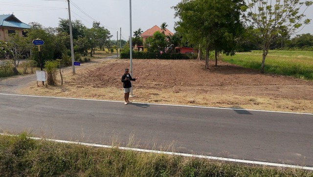 “ที่ดินสวยแบบนี้ ในเมืองสระบุรี ราคา 2 ล้านต้นๆ หายากแล้ว”“ซื้อวันนี้ สร้างบ้านได้ทันที ไม่ต้องรอความเจริญ”“ใครกำลังหา ‘ที่ดิน 2 งาน ติดถนน’ แปลงนี้ตอบโจทย์ที่สุด”##  ขายที่ดิน 200 ตารางวา (2 งาน) เมืองสระบุรี ติดถนนลาดยาง ใกล้วัดหัวถนน วิวทุ่งนา น้ำไฟครบรีวิว VDO ที่ดินพื้นที่ภาพจริง  https://www.facebook.com/share/v/1EiVHgqJKG/รีวิว VDO ที่ดินพื้นที่ภาพจริง  https://www.youtube.com/watch?v=BDgGvnAQXwkขายที่ดิน 200 ตารางว