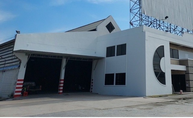 RK0936 ให้เช่าโกดัง  (ผังสีส้ม) เนื้อที่ 7 ไร่ 3 งาน 22 ตารางวา  10,715 ตารางเมตร ตำบลคลองตำหรุ อำเภอเมืองชลบุรีโกดัง คลังสินค้า ชลบุรีที่ตั้ง : ตำบลคลองตำหรุ อำเภอเมืองชลบุรี จังหวัดชลบุรีเนื้อที่ 7 ไร่ 3 งาน 22 ตารางวา (ผังสีส้ม)- พื้นที่ใช้สอย 10,715 ตารางเมตร- รับน้ำหนักพื้น 1 ตันต่อ ตร.ม.- ความสูง 10 เมตร- พื้นที่สำนักงาน 10*30 เมตร (เนื้อที่รวม 300 ตร.ม.)- ระบบไฟฟ้า 500 KVA- ติดถนนใหญ่ การเดินทางแ