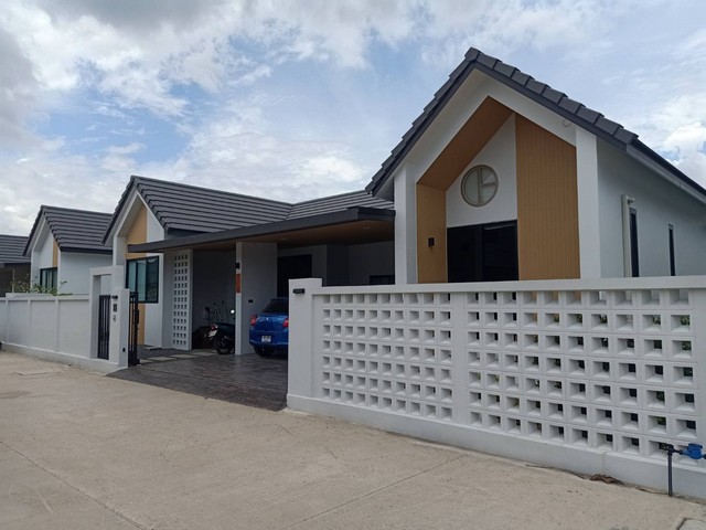 ให้เช่าหรือขายบ้านเดี่ยวชั้นเดียว 68.5ตรว. 3นอน2น้ำ ให้เช่า18,000บ. ขาย 2.79ล. ใกล้ตลาดท่ารั้ว ต.สันปูเลย อ.ดอยสะเก็ด เชียงใหม่ขายบ้านเดี่ยวชั้นเดียว มือสอง บ้านเสร้างเสร็จ กลางปี 2567 ทรงสไตล์นอร์ดิกเฟอร์นิเจอร์ครบ พร้อมเช้าอยู่- ให้เช่า ค่าเช่าเดือนละ 18,000 บาท , สัญญา 1 ปี, ประกันมัดจำ 2 เดือน- ขายลดราคาเหลือ 2,790,000 บาท โอนคนละครึ่ง ลดจากราคา 2.99 ลบ.พื้นที่ดิน 68.5 ตรว. พื้นที่ใช้สอย 1