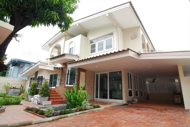 ขายบ้านเดี่ยว 2 ชั้น 100 ตรว ซอยสายลม พหลโยธิน8 ย่านอารีย์  สะพานควาย อินทามระ ใกล้ BTS อารีย์ และ BTS สะพานควาย*** ราคาขาย 38 ล้านบาท  ติดต่อ:: ชยา โทร/ID Line:: 0942823961   Link Line:: https://line.me/ti/p/3xFA1An8Kcรหัส # KO769 บ้านเดี่ยว 2 ชั้น ย่านอารีย์ พหลโยธิน สะพานควาย ใกล้ BTS อารีย์ • เนื้อที่ 100 ตารางวา • พื้นที่ใช้สอย 200 ตารางเมตร• หน้ากว้าง 20 เมตร ความลึก 20 เมตร• 4 ห้องนอน 3 ห้องน้ำ • ห้องทานข้าวและครัว (ใน/นอกอาคาร) พร้อ