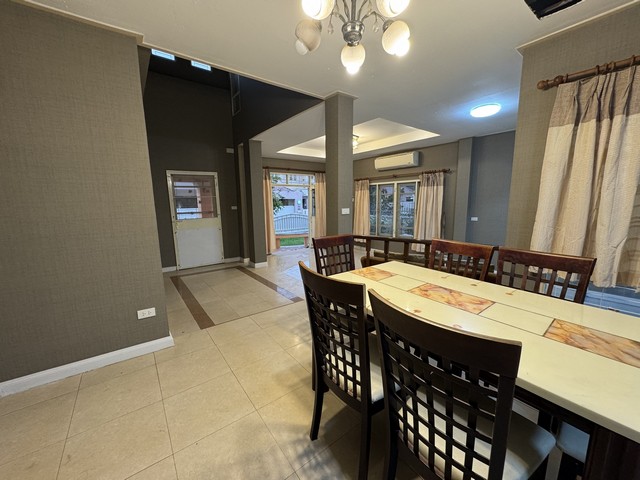 P669 ให้เช่า หมู่บ้าน Perfect place เพอร์เฟค เพลส รามคำแหง 164 เดินทางสะดวกราคาเช่า 29,500 บาท/เดือน ติดต่อ คุณช่อผกา โทร 0616198565 LINE 0616198565สำรอง LINE 0812523279 ส่งลิ้งก์ไว้ได้เลย-ให้เช่า หมู่บ้าน Perfect place เพอร์เฟค เพลส รามคำแหง 164-พร้อมเฟอร์นิเจอร์ / เครื่องใช้ไฟฟ้า/ อนุญาตให้เลี้ยงสัตว์ -รายละเอียด บ้านเดี่ยว 2 ชั้น -เนื้อที่ 89 ตรว. -พื้นที่ใช้สอย 290 ตรม. -3 ห้องนอน 2 ห้องน้ำ -1 ห้องรับแขก -1 ห้องทำงาน -1 ครัวฝรั�