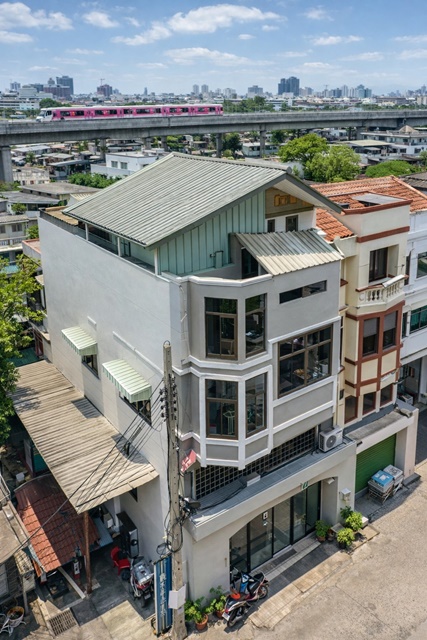 3 ห้องนอน 2 ห้องน้ำ ใกล้ MRT รามอินทรา กม.6 200 ม. และ โรงเรียนสายอักษร 500 ม. ขนาด 20 ตร.วา พื้นที่ใช้สอย 330 ตร.ม. อาคารพาณิชย์ 4.5 ชั้น ห้องริม ทำเลศักยภาพติดถนนรามอินทรา เหมาะอยู่อาศัยหรือทำธุรกิจ 14,998 B-M 3 bedrooms 2 bathrooms near MRT Ram Inthra KM6 200 m and Sai Aksorn School 500 m land size 20 sq wa usable area 330 sq m 4.5 storey corner commercial building prime location on Ramintra Road suitable for living or business 14,998 B-M20 ตร.วา 330 ตร.ม.20 sq wa 330 sq mถนนรามอินทรา วัชรพล ซอยรามอินทรา 59-69 แขวงท่าแร้ง เขตบางเขน กรุงเทพมหานคร VDO1min