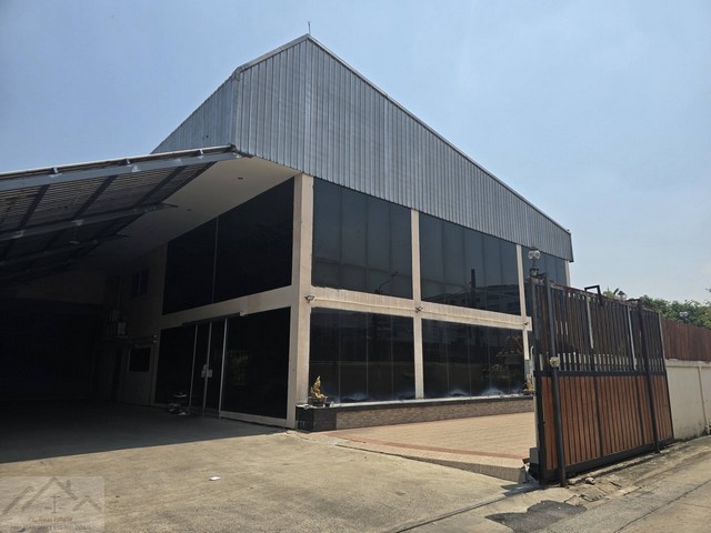 ให้เช่าโกดังพร้อมออฟฟิศ 600 ตรม. ย่านลาดพร้าว โชคชัย 4 ซอยลาดพร้าววังหิน 47 ทำเลดี *** ราคาเช่า 100,000 บาท/เดือน ติดต่อ:: ชยา โทร/ID Line:: 0942823961   Link Line:: https://line.me/ti/p/3xFA1An8Kcรหัส#  T26-606โกดังพร้อมออฟฟิศย่านลาดพร้าว โชคชัย 4 ซอยลาดพร้าววังหิน 47 ทำเลดี• พื้นที่ 600 ตร.ม.  • พร้อมอาคารสำนักงาน 2 ชั้น • ไฟ 3 เฟส • รถ 6 - 10 ล้อเข้าได้ ถนนกว้างประมาณ 5 เมตร • จอดรถหลายคัน• เดินทางสะดวก เข้าซอยไม่ลึก ทำเลดี • เหมาะสำ