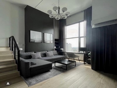 ให้เช่าคอนโด The Rich พระราม 9–ศรีนครินทร์ พร้อมอยู่ ห้องสวย ราคาดี ทักก่อนมีสิทธิ์ก่อน !! ห้อง Loft ขนาด 38.46 ตรม. ชั้น 25 วิวสวย !! .TPI-3043.Location : แผนที่ https://maps.app.goo.gl/Hsj1p76DVuTudyf6A?g_st=ic.รายละเอียด : ห้องชุด - ห้อง Loft ขนาด 38.46 ตร.ม.- ชั้น 25 วิวสวยโปร่ง - 1 ห้องน้ำ - 1 ห้องครัว- 1 ห้องนั่งเล่นขนาดใหญ่ .เฟอร์นิเจอร์ครบครัน- ทีวีติดผนัง 60 นิ้ว พร้อมชั้นวางของ- โซฟาทรงตัวแอล 3-4 ที่นั่ง- ตู้เย็นขนาดใหญ่- พัดลมดิจิตัล- โต