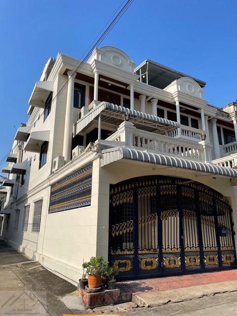 ให้เช่าทาวน์โฮม 3 ชั้น หลังมุม ซอยนนทรี 5 ใกล้สำนักงานเขตยานนาวา และโลตัสพระราม3ราคาเช่า 52,000 บาท / เดือนที่ตั้ง  ถนนนนทรี ซอยนนทรี 5 แขวงช่องนนทรี เขตยานนาวา กรุงเทพมหานคร 10120ติดต่อ : คุณภัสพงณ์ 0634098164Line : deedee23https://www.facebook.com/profile.php?id=61581484955548เนื้อที่ 30 ตารางวา หน้ากว้าง 6 เมตร จำนวน 3 ชั้น 4 ห้องนอน 5 ห้องน้ำมีดาดฟ้ากว้าง 1 ชั้น มีระเบียงใหญ่ชั้น 2 จอดรถในบ้านได้ 2 คัน และหน้าบ้านได้ 1 คัน มี �